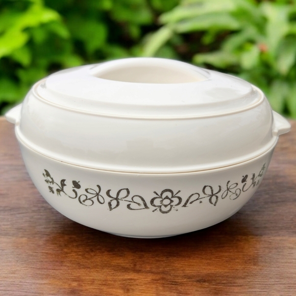 Vintage PELICANO ~ 7" Dia. ~Insulated ~ Food StorageContainer ~ Locking Lid - Picture 2 of 7